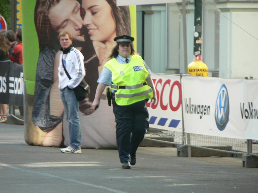 Maraton 08 016.jpg - Policie šetří a proto vybrali největší atletku, která poběží před závodníky a bude razit cestu.